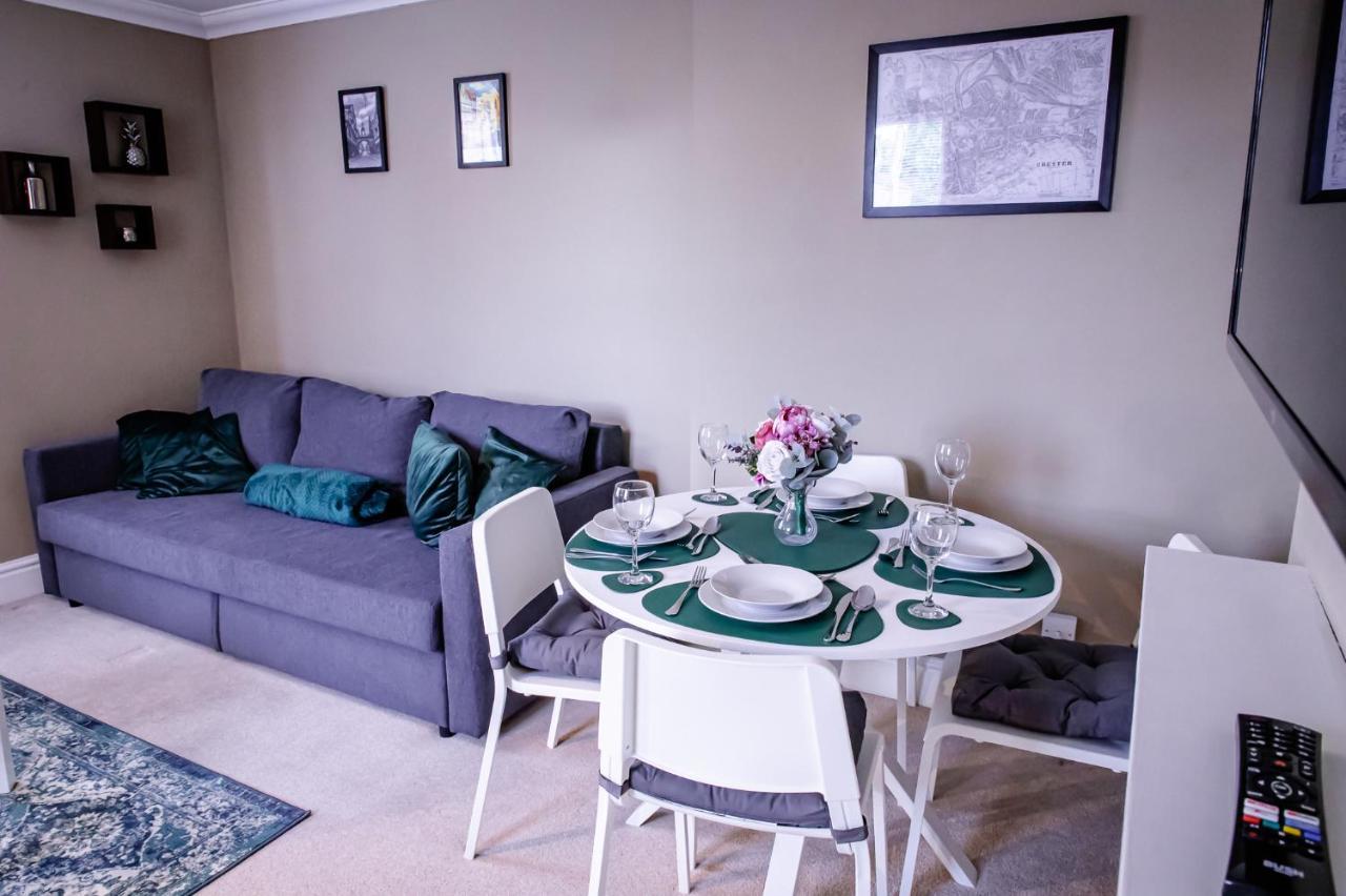 Lord Street - 2 Beautiful Apartments - Sleep Up To 14 Guests - By Rework Accommodation Chester Dış mekan fotoğraf