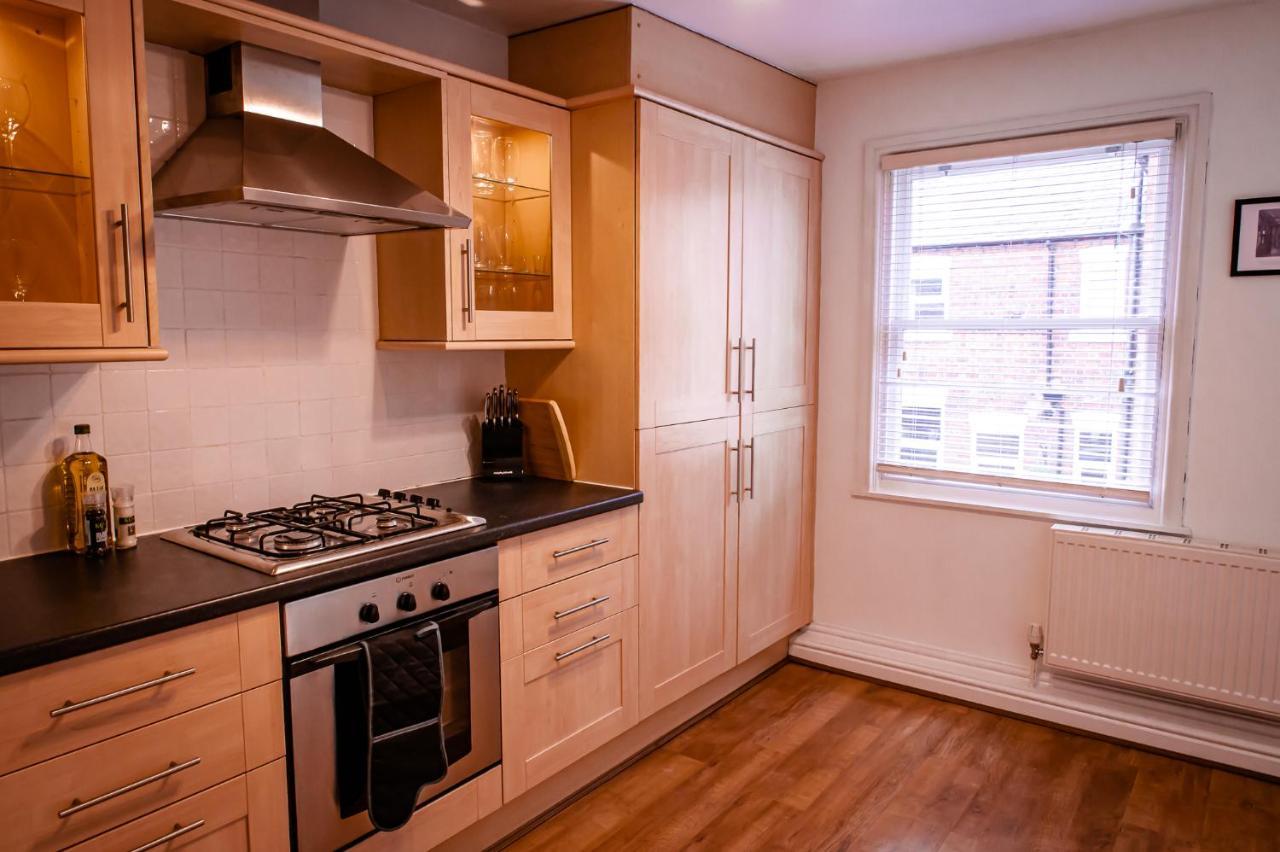 Lord Street - 2 Beautiful Apartments - Sleep Up To 14 Guests - By Rework Accommodation Chester Dış mekan fotoğraf